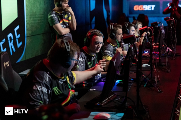 辅以翼卫的 辅以翼卫的